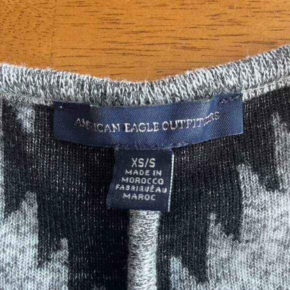 Size XS/S American Eagle Outfitters Aztec black white poncho wrap with fringe - Picture 5 of 9